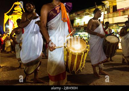 Udupi, Karnataka, Inde : UN groupe de prêtres brahmin défilent de nuit autour du temple Krishna du XIIIe siècle. Le temple a été fondé par Banque D'Images