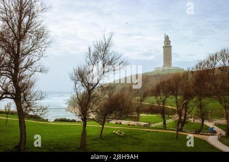 A Coruna, Galice, Espagne - 10 février 2020 : Tour du phare romain Hercules. Construit au 2ème siècle et rénové en 1791, il est le plus ancien Banque D'Images