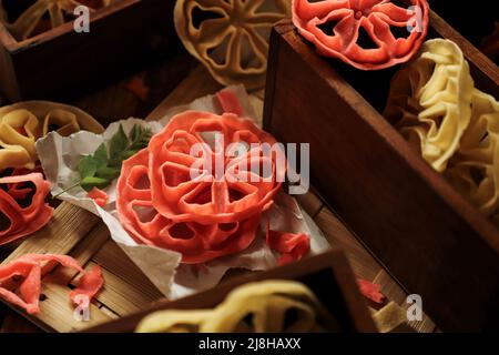 Kue Kembang Goyang. Crackers de riz en forme de rosette de Betawi cuisine, Jakarta Banque D'Images