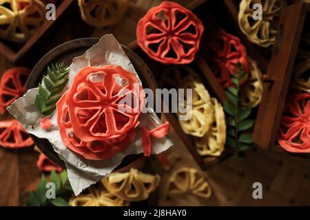 Kue Kembang Goyang. Crackers de riz en forme de rosette de Betawi cuisine, Jakarta Banque D'Images