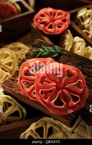 Kue Kembang Goyang. Crackers de riz en forme de rosette de Betawi cuisine, Jakarta Banque D'Images