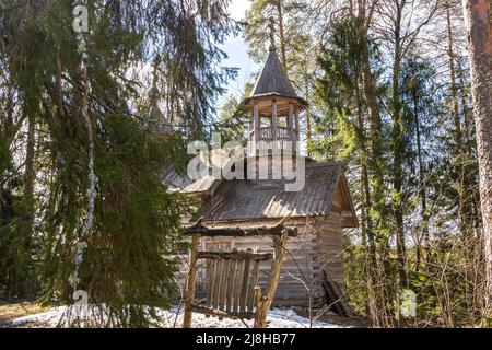 Carélie, district d'Olonetsky, village de Novinka, village de Koverskoe, - mai 2022, La chapelle Saint-Georges de Pertiselga a été construite au 18th siècle Banque D'Images