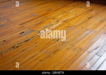 Vieux parquet endommagé. Vue de dessus du parquet en ruines. Banque D'Images