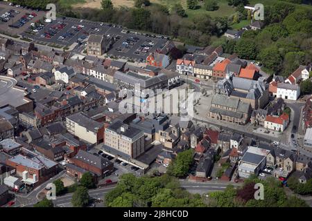 Vue aérienne du centre-ville de Bishop Auckland avec l'hôtel de ville en vue sur la place du marché, comté de Durham, Royaume-Uni Banque D'Images