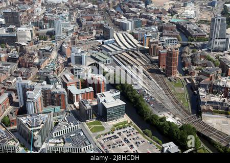 Vue aérienne de la gare de Leeds depuis l'ouest avec centre-ville de Leeds proéminent, West Yorkshire, Royaume-Uni Banque D'Images