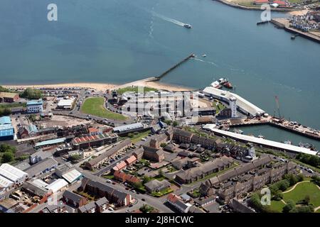 Vue aérienne du port de North Shields Fish Quay, du musée du patrimoine Old Low Light, des sables de Fish Quay et des plages Banque D'Images
