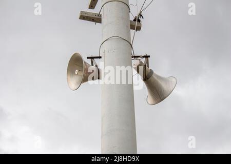 Haut-parleurs sur poteau. Haut-parleurs du système de sonorisation. Système d'alarme et de sirène dans la ville. Banque D'Images