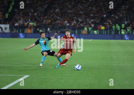 Rome, Latium, Italie. 14th mai 2022. Au Stadio Olimpico de Rome, comme Roma et Venezia ont attaché 1-1 pour le 37 ème match de l'italien Serie A .dans cette photo: Nicola Zalewski et Ethan Ampadu (Credit image: © Paolo Pizzi/Pacific Press via ZUMA Press Wire) Banque D'Images