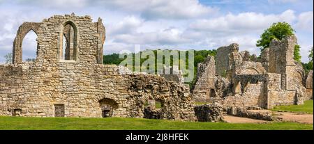 Les magnifiques ruines datant de 12th ans de l'ancienne abbaye de Bayham, sur la frontière du Kent East Sussex, dans le sud-est de l'Angleterre Banque D'Images