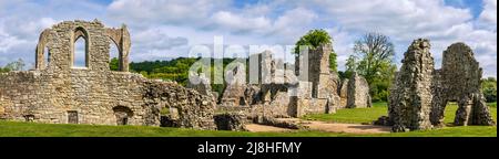 Les magnifiques ruines datant de 12th ans de l'ancienne abbaye de Bayham, sur la frontière du Kent East Sussex, dans le sud-est de l'Angleterre Banque D'Images