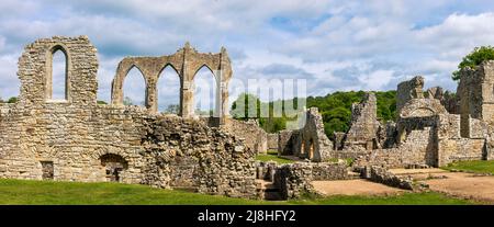 Les magnifiques ruines datant de 12th ans de l'ancienne abbaye de Bayham, sur la frontière du Kent East Sussex, dans le sud-est de l'Angleterre Banque D'Images