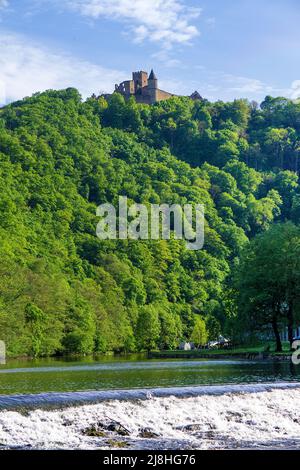 Le affluent sûr, derrière la colline le château de Bourscheid, château médiéval complexe à Bourscheid, quartier Diekirch, Ardennes, Luxembourg, Europe Banque D'Images