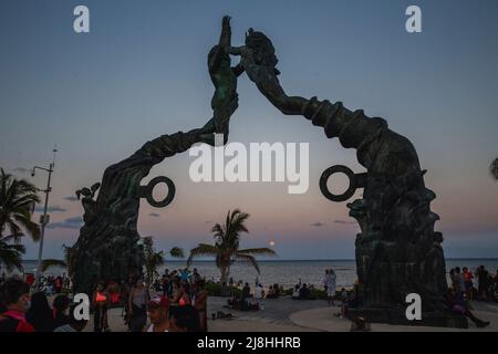 Playa Del Carmen, Mexico, Mexique: 15 mai 2022, les touristes regardent l'éclipse lunaire et la lune de sang dans le Parque Fundadores, ce phénomène astronomique est la première éclipse lunaire de l'année connue comme une super lune parce que la lune est plus proche de la terre. Le 15 mai 2022 à Playa del Carmen, Mexique. (Image de crédit: © Natalia Pescador/eyepix via ZUMA Press Wire) Banque D'Images