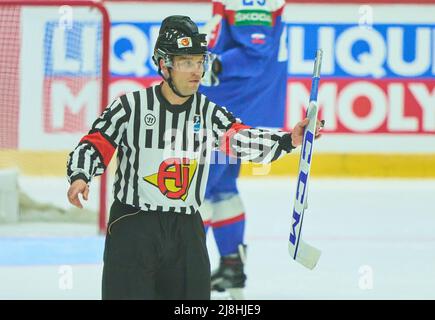 Arbitre avec bâton de gardien de but cassé dans le match SLOVAQUIE - CANADA de l'IIHF CHAMPIONNAT DU MONDE DE HOCKEY SUR GLACE Groupe B à Helsinki, Finlande, 16 mai 2022, saison 2021/2022 © Peter Schatz / Alay Live News Banque D'Images