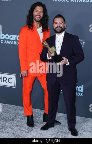 Las Vegas, États-Unis. 15th mai 2022. LAS VEGAS, NEVADA, États-Unis - 15 MAI : Dan Smyers et Shay Mooney de Dan Shay posent avec le prix Top Country Duo/Group dans la salle de presse lors des Billboard Music Awards 2022 qui se tiennent à l'arène MGM Grand Garden le 15 mai 2022 à Las Vegas, Nevada, États-Unis. (Photo de Xavier Collin/image Press Agency) Credit: Image Press Agency/Alay Live News Banque D'Images