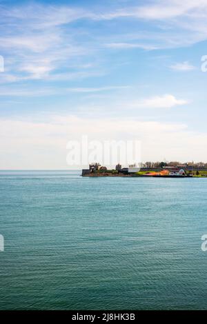 Vue sur le Vieux fort Niagara de l'autre côté de la rivière Niagara depuis Niagara-on-the-Lake. Niagara-on-the-Lake Ontario Canada. Banque D'Images