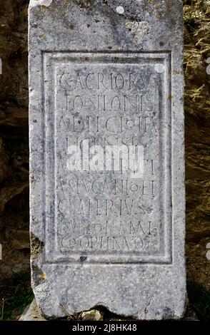 Ville romaine de Miróbriga. Inscription dédiée à un citoyen italien. 1st-4th siècles après J.-C. Quartier de Santiago do Cacém. Portugal. Banque D'Images