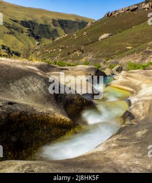 Longue exposition d'un ruisseau de montagne à écoulement rapide dans les montagnes du Drakensberg en Afrique du Sud, par une journée ensoleillée Banque D'Images