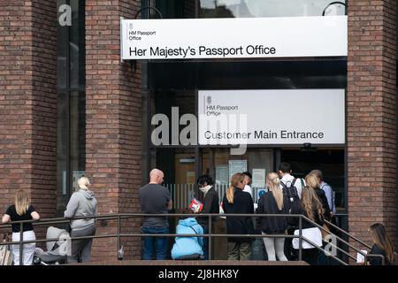 Des gens font la queue devant le bureau des passeports de Peterborough, des milliers de Britanniques étant confrontés à la perspective de longs retards pour les demandes de passeport en raison d'une combinaison de pénuries de personnel et d'une augmentation du nombre de voyages post-Covid. Date de la photo: Lundi 16 mai 2022. Banque D'Images