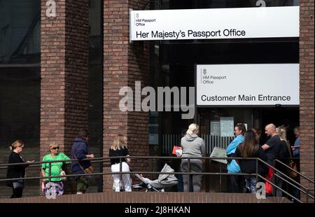 Des gens font la queue devant le bureau des passeports de Peterborough, des milliers de Britanniques étant confrontés à la perspective de longs retards pour les demandes de passeport en raison d'une combinaison de pénuries de personnel et d'une augmentation du nombre de voyages post-Covid. Date de la photo: Lundi 16 mai 2022. Banque D'Images