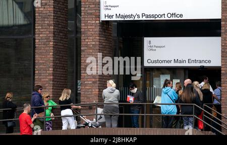 Des gens font la queue devant le bureau des passeports de Peterborough, des milliers de Britanniques étant confrontés à la perspective de longs retards pour les demandes de passeport en raison d'une combinaison de pénuries de personnel et d'une augmentation du nombre de voyages post-Covid. Date de la photo: Lundi 16 mai 2022. Banque D'Images