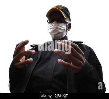 Racine, Wisconsin, États-Unis. 15th mai 2022. LE PASTEUR ERNEST ni'A de l'église Wayman AME, à droite, prie lors d'une prière du Père. Yeprem Kelegian à une vigile pour la paix à racine, Wisconsin et autour du monde dimanche 15 mai 2022 sur Monument Square à racine. La vigile a été organisée par la Coalition interconfessionnelle racine. Deux personnes ont été abatillées, une mortellement, tôt le dimanche dans le quartier des affaires de Uptown, mais la veillée avait été prévue il y a quelques jours. (Image de crédit : © Mark Hertzberg/ZUMA Press Wire) Banque D'Images