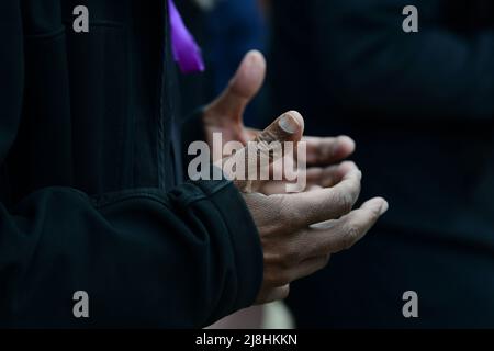 Racine, Wisconsin, États-Unis. 15th mai 2022. LE PASTEUR ERNEST NIââ‚ â„ â'A de l'église Wayman AME, à droite, prie pendant une prière de FR. Yeprem Kelegian à une vigile pour la paix à racine, Wisconsin et autour du monde dimanche 15 mai 2022 sur Monument Square à racine. La vigile a été organisée par la Coalition interconfessionnelle racine. Deux personnes ont été abatillées, une mortellement, tôt le dimanche dans le quartier des affaires de Uptown, mais la veillée avait été prévue il y a quelques jours. (Image de crédit : © Mark Hertzberg/ZUMA Press Wire) Banque D'Images
