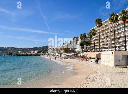 Plage de sable à Juan les Pins, sud de la France. Banque D'Images