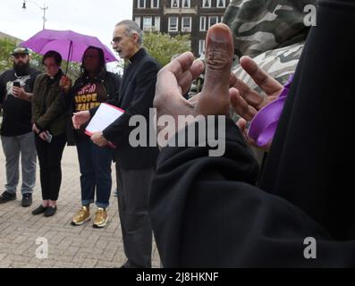 Racine, Wisconsin, États-Unis. 15th mai 2022. LE PASTEUR ERNEST NIââ‚ â„ â' de l'église Wayman AME, à droite, prie pendant une prière de FR. YEPREM KELEGIAN à une vigile pour la paix à racine, Wisconsin et dans le monde le dimanche 15 mai 2022 sur Monument Square à racine. La vigile a été organisée par la Coalition interconfessionnelle racine. Deux personnes ont été abatillées, une mortellement, tôt le dimanche dans le quartier des affaires de Uptown, mais la veillée avait été prévue il y a quelques jours. (Image de crédit : © Mark Hertzberg/ZUMA Press Wire) Banque D'Images