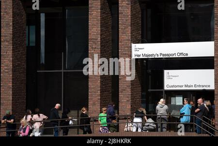 Des gens font la queue devant le bureau des passeports de Peterborough, des milliers de Britanniques étant confrontés à la perspective de longs retards pour les demandes de passeport en raison d'une combinaison de pénuries de personnel et d'une augmentation du nombre de voyages post-Covid. Date de la photo: Lundi 16 mai 2022. Banque D'Images