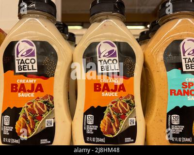 Grovetown, GA USA - 12 15 21: Produits mexicains sur une étagère de magasin sauce Taco Bell variété de saveurs Banque D'Images