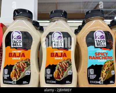 Grovetown, GA USA - 12 15 21: Produits mexicains sur une étagère de magasin sauce Taco Bell variété de saveurs Banque D'Images