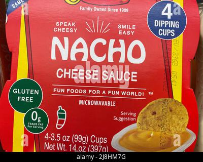 Grovetown, GA USA - 12 15 21: Produits mexicains sur une étagère de vente sauce au fromage Nacho Banque D'Images