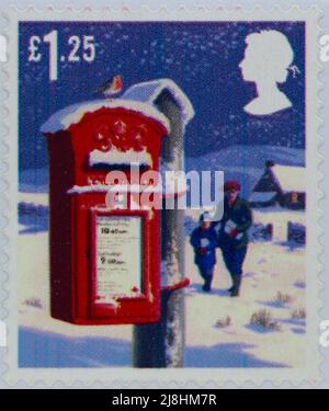 Photo d'un timbre-poste britannique de Noël avec illustration d'une boîte postale 2018 Banque D'Images