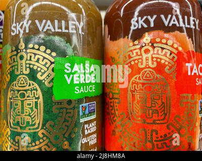 Grovetown, GA USA - 12 15 21: Produits mexicains sur une étagère de vente sauce Sky Valley Banque D'Images