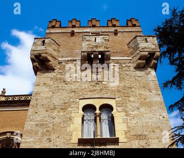 Espagne, Communauté d'Espagne, Alcalá de Henares. Palais épiscopal. Détail architectural du Tenorio Turret (Torreón de Tenorio), qui doit son nom à Pedro Tenorio, archevêque de Tolède entre 1377 et 1399, qui fortifia le palac Banque D'Images