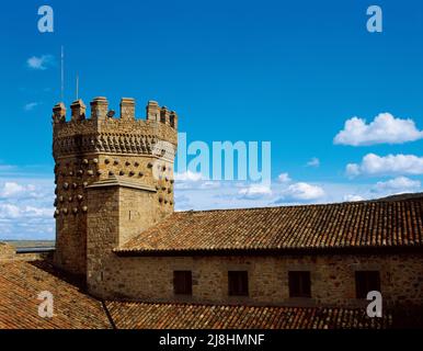 Espagne, Communauté de Madrid, Château de Manzanares El Real. Construit en 1475 par ordre de Diego Hurtado de Mendoza. Vue sur la Homage Tower. Banque D'Images