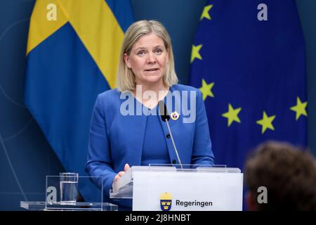 (220516) -- STOCKHOLM, le 16 mai 2022 (Xinhua) -- le Premier ministre suédois Magdalena Andersson prend la parole lors d'une conférence de presse à Stockholm, en Suède, le 16 mai 2022. Magdalena Andersson a annoncé lundi la décision officielle de lancer le processus de demande du pays pour devenir membre de l'Organisation du Traité de l'Atlantique Nord (OTAN). (Ninni Andersson/bureaux gouvernementaux de Suède/document via Xinhua) Banque D'Images