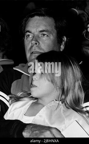 Robert Wagner et sa fille à «Jump Rope for Hart to Heart» à la Beverly Hills High School, 1981 crédit: Ron Wolfson / MediaPunch Banque D'Images