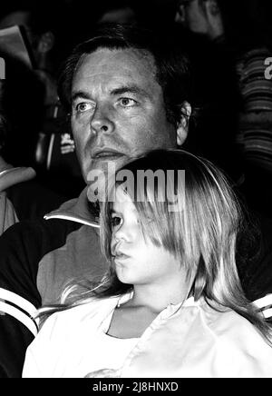 Robert Wagner et sa fille à «Jump Rope for Hart to Heart» à la Beverly Hills High School, 1981 crédit: Ron Wolfson / MediaPunch Banque D'Images