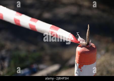 Lignes rouges et blanches de ruban adhésif barrière Banque D'Images