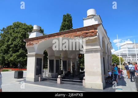 VARSOVIE, POLOGNE - 19 JUIN 2016 : visite de la tombe du Soldat inconnu (Grob Nieznanego Zolnierza) à Varsovie, Pologne. Varsovie est la capitale Banque D'Images