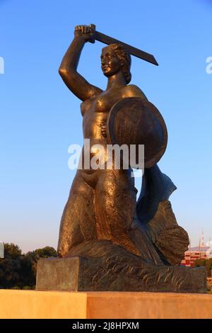 VARSOVIE, POLOGNE - 18 JUIN 2016 : statue de la Sirène (Syrenka) sur la Vistule à Varsovie, Pologne. Mermaid est un symbole important de la ville. Banque D'Images