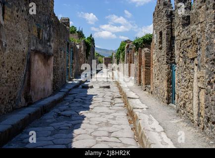 Rue dans les ruines de Pompéi, près de Naples, Italie avec des trottoirs Banque D'Images