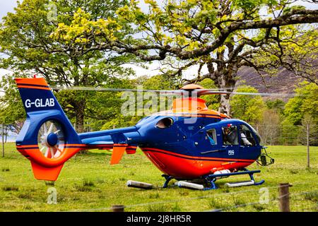 G-GLAB bleu et rouge - Airbus Helicopter H135 hovers en préparation au décollage, APPLECROSS Peninsula, Bealach na Ba, North Coast 500, Écosse Banque D'Images