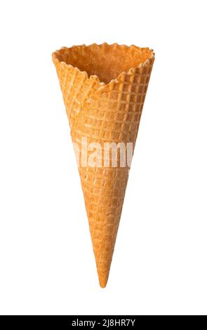 Un cône de glace gaufré vide est isolé sur un fond blanc. Banque D'Images