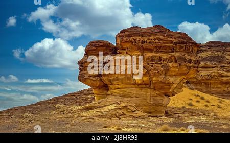 Formation géologique de montagne à visage humain près d'Al Ula, Arabie Saoudite. Attention sélective. Banque D'Images