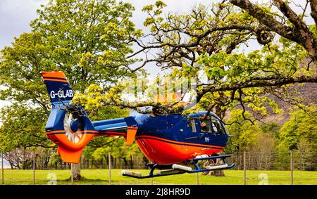 G-GLAB bleu et rouge - Airbus Helicopter H135 hovers en préparation au décollage, APPLECROSS Peninsula, Bealach na Ba, North Coast 500, Écosse Banque D'Images