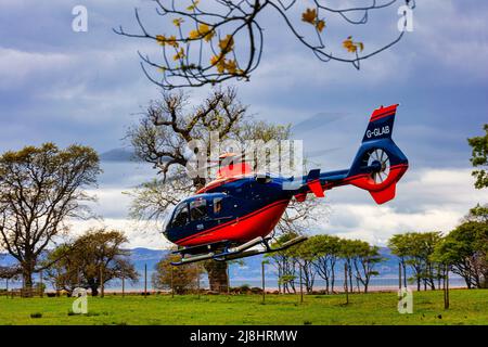 G-GLAB bleu et rouge - Airbus Helicopter H135 hovers en préparation au décollage, APPLECROSS Peninsula, Bealach na Ba, North Coast 500, Écosse Banque D'Images