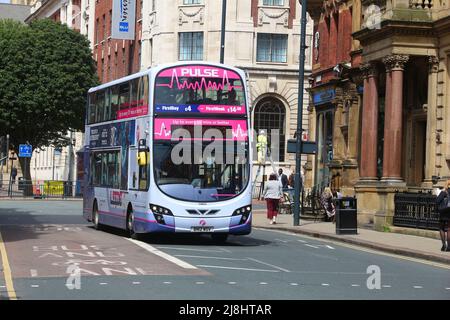 LEEDS, UK - 11 juillet 2016 : Les gens ride FirstLeeds bus à impériale à Leeds, Royaume-Uni. FirstGroup emploie 124 000 personnes. Banque D'Images